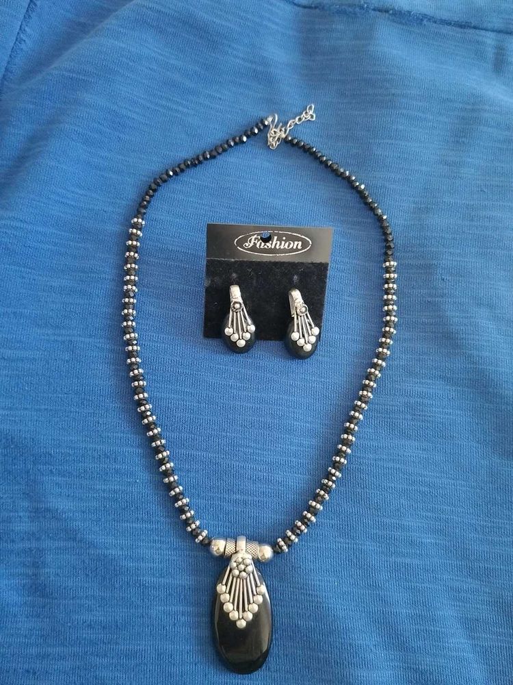 Unused Elegant Black Pendant Necklace Set