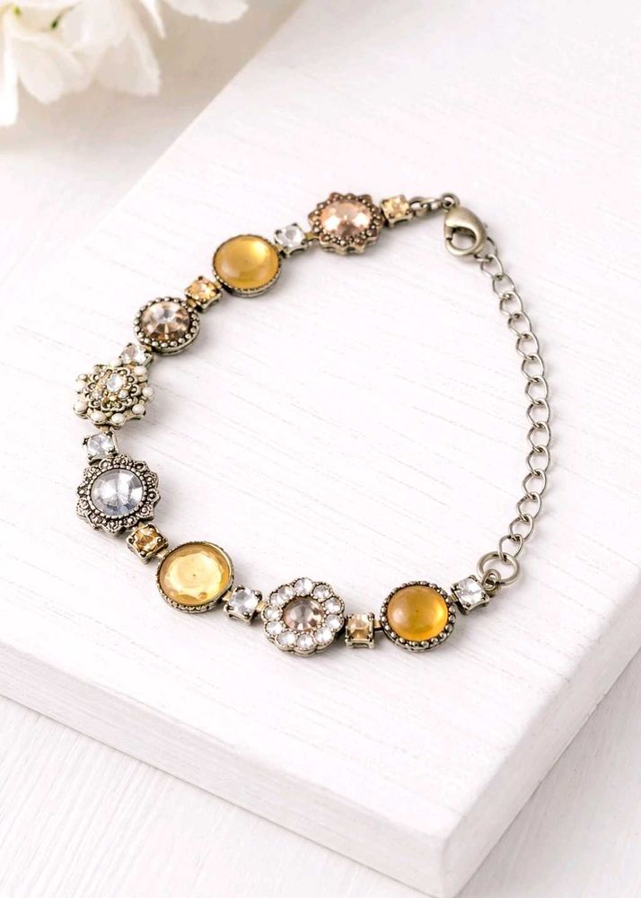 💛 Accessorize Vintage Floral Charm Bracelet – 🎀