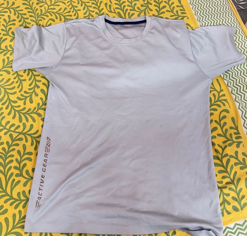 gym t shirt good condition 3 Colar available