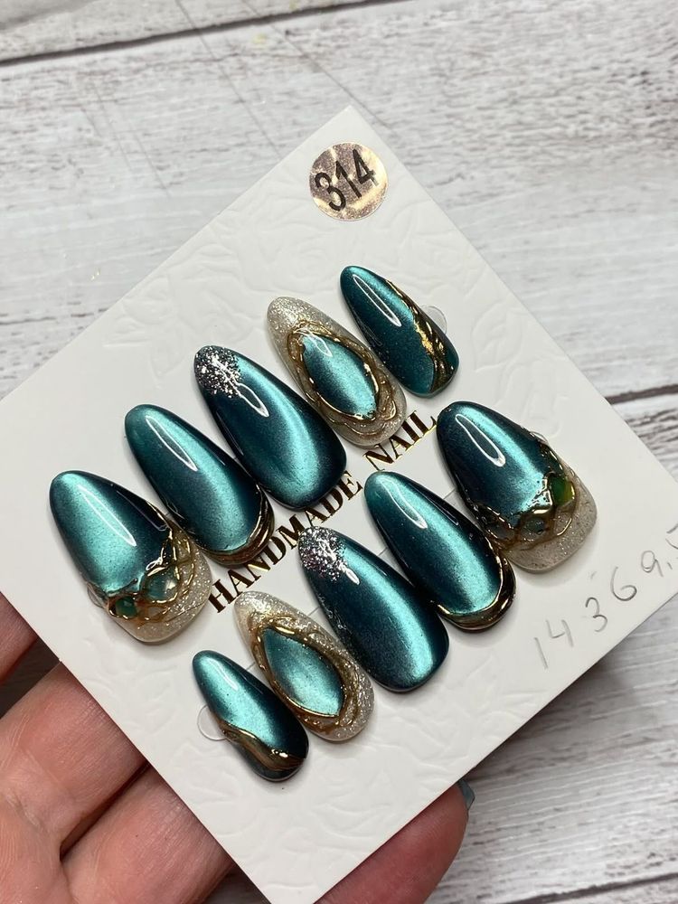 Emerald Aura Cat-Eye Press-On Nails 💚✨