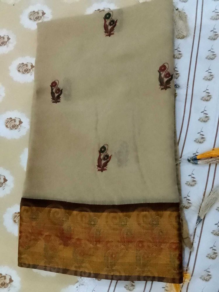 Elegant Cream Saree with Floral Motifs