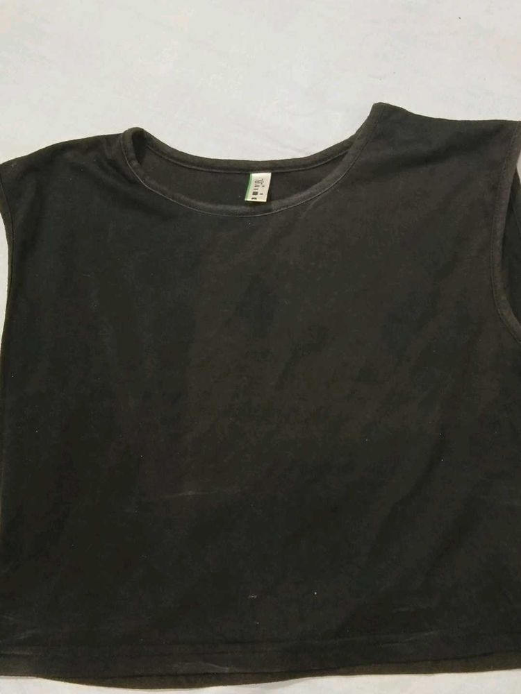 Sleeveless Black crop top