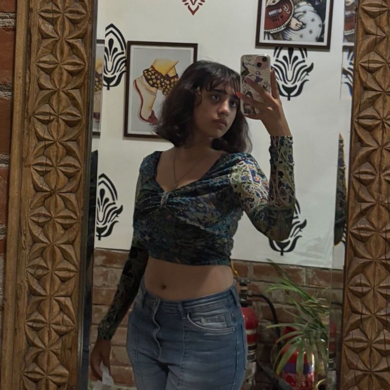 Chic Printed Crop Top with Long Sleeves
