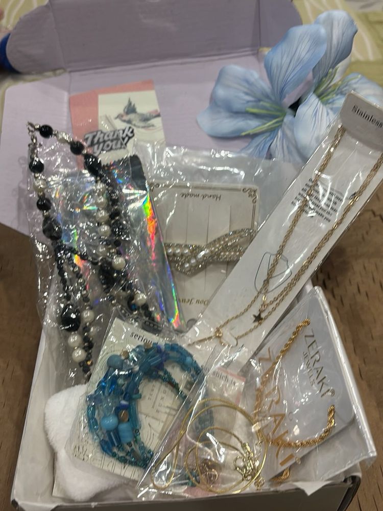 hamper Assorted Jewelry &amp; Hair Accessories Bundle