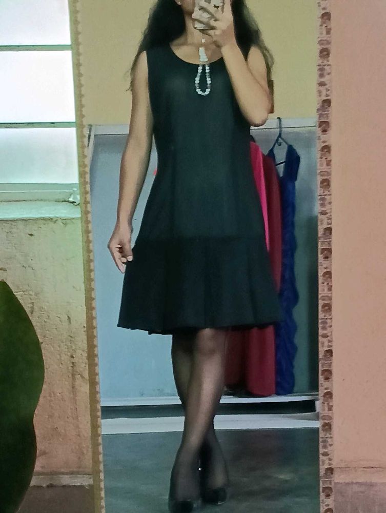 Elegant Sleeveless Black Dress