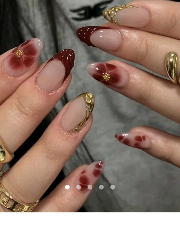 Savana New Flowers &amp; Gold Details Artificial Nails