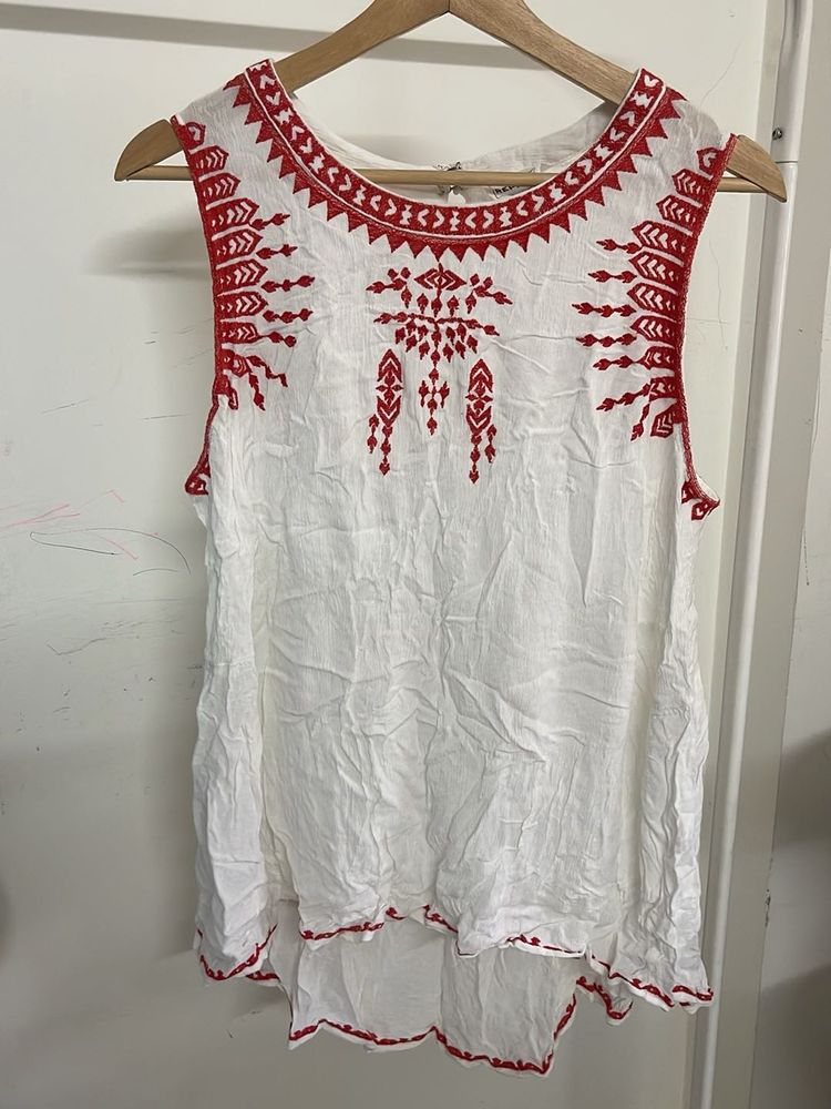 White Embroidered Sleeveless Kurta