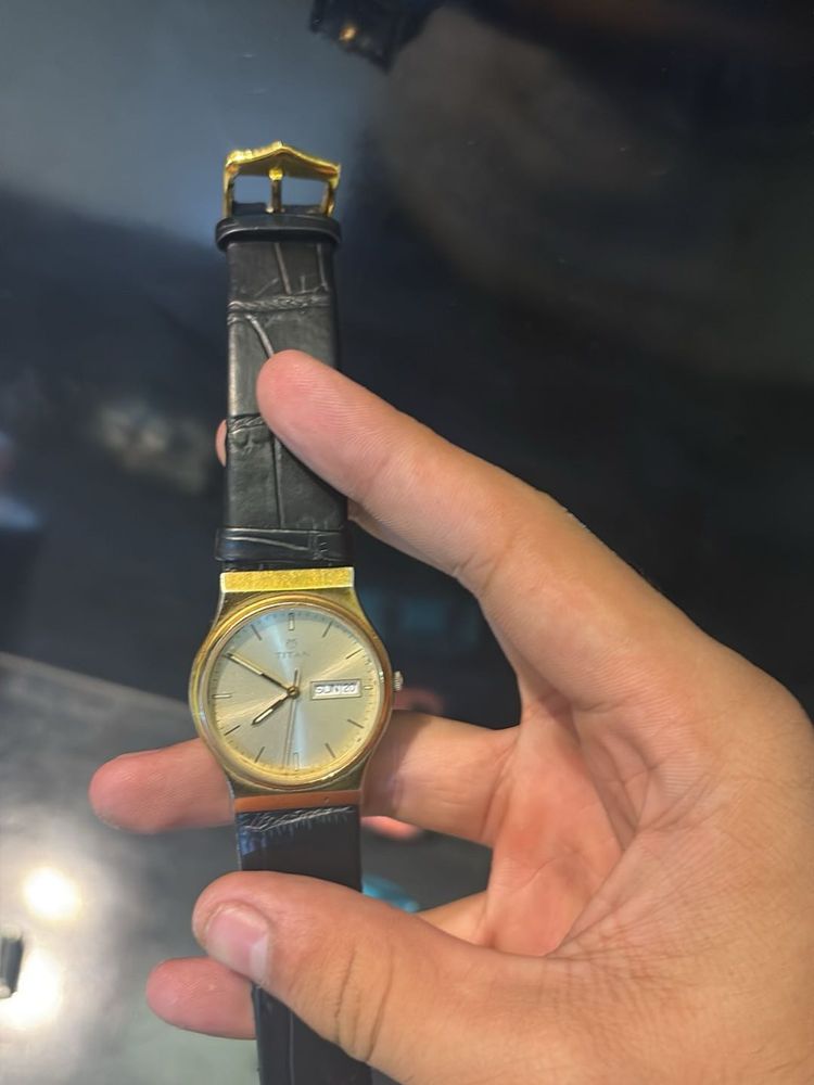 TITAN Elegant Gold Watch