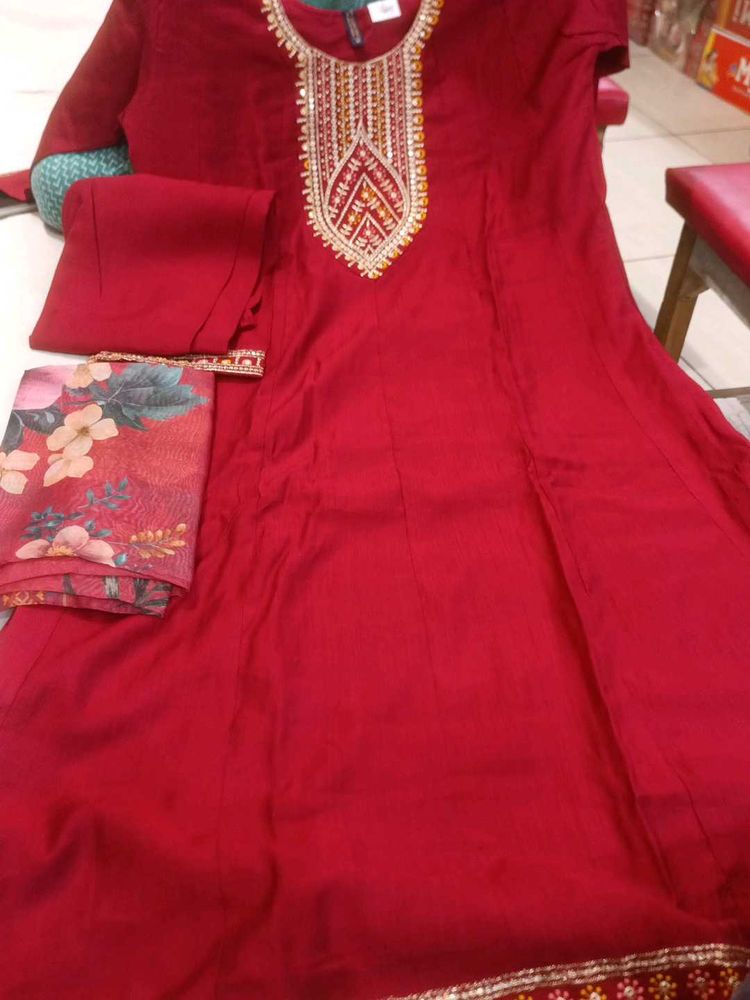 Elegant Red Kurta Set with Dupatta M