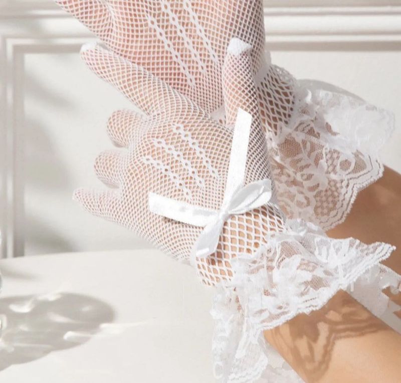 Savana Unused White Lace Gloves with Bow