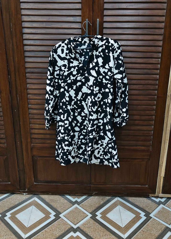 Monochromatic Abstract Print Tunic