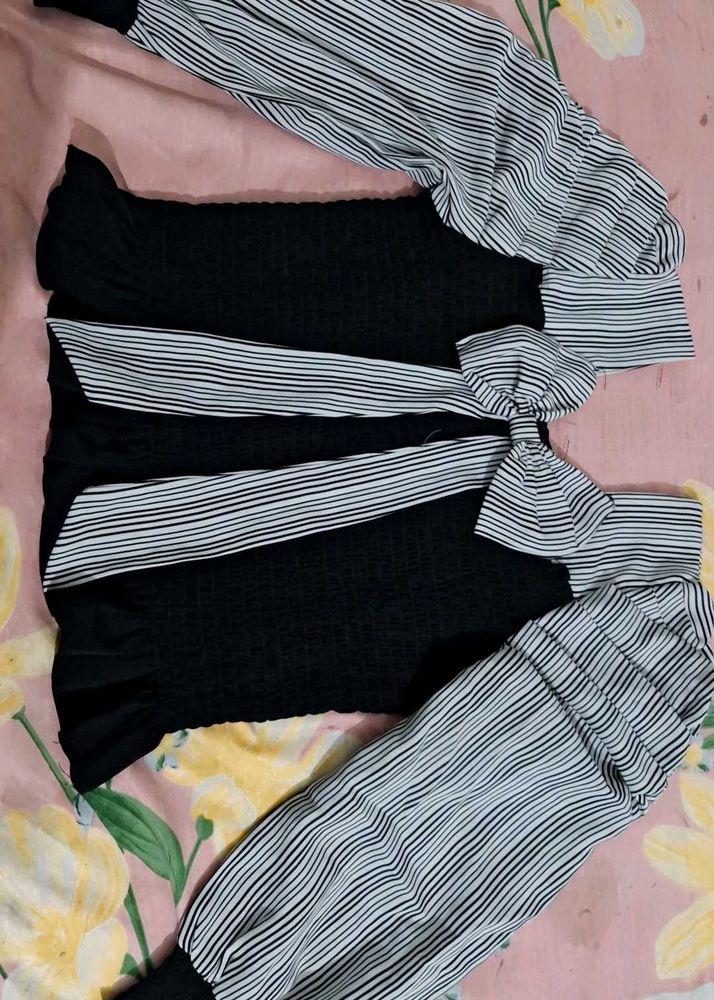 Chic Black &amp; White Striped Puff Sleeve Top