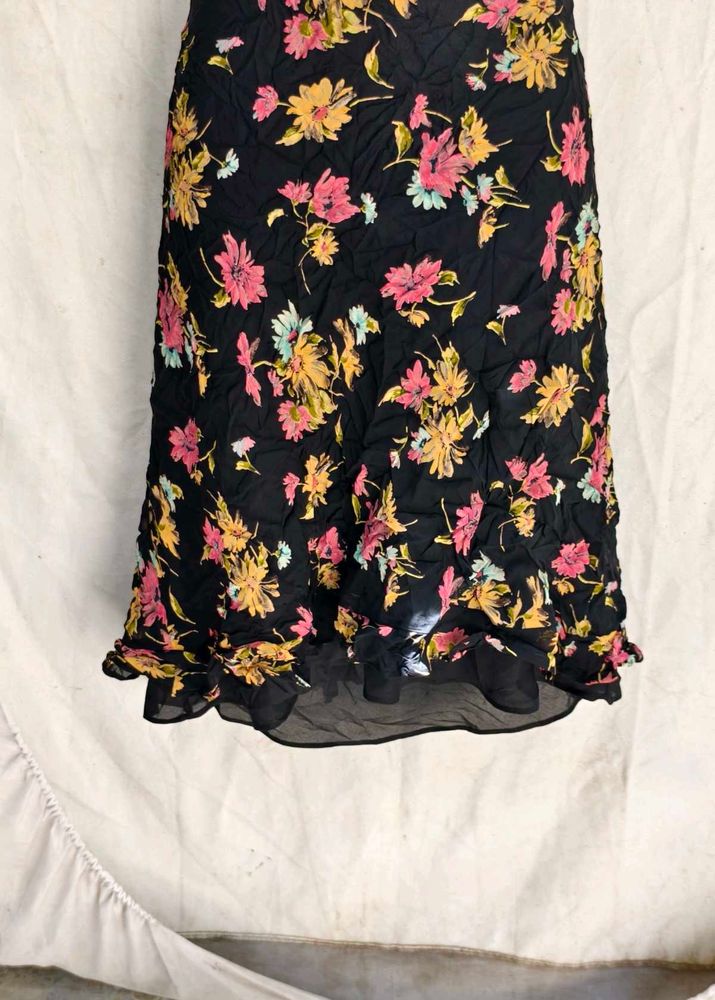 20116. BLACk floral skirt