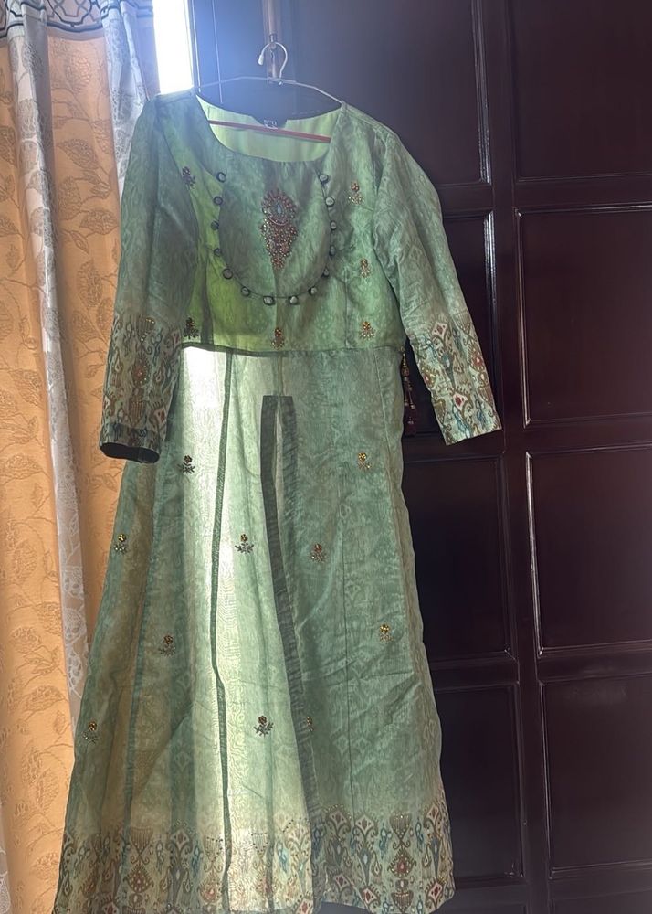 Elegant Green Kurta Set with Intricate Embellishme