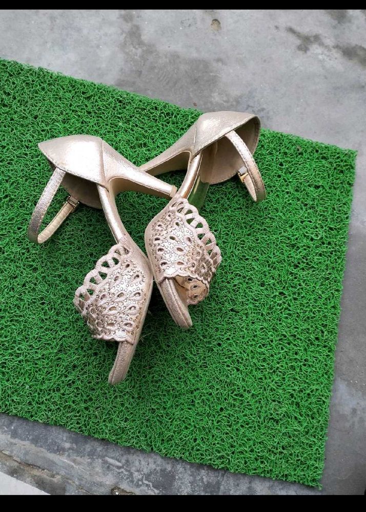 Pencil heel golden colour