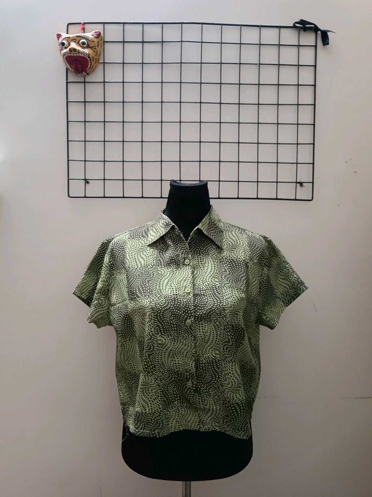 graphic shirt crop-top / green and black⁠*⁠.⁠✧