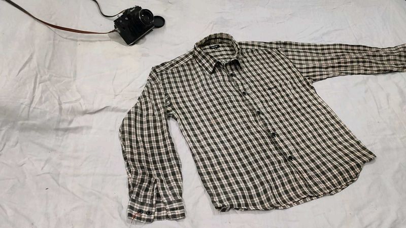 Unisex Apple Cut Design Shirt with Pocket
