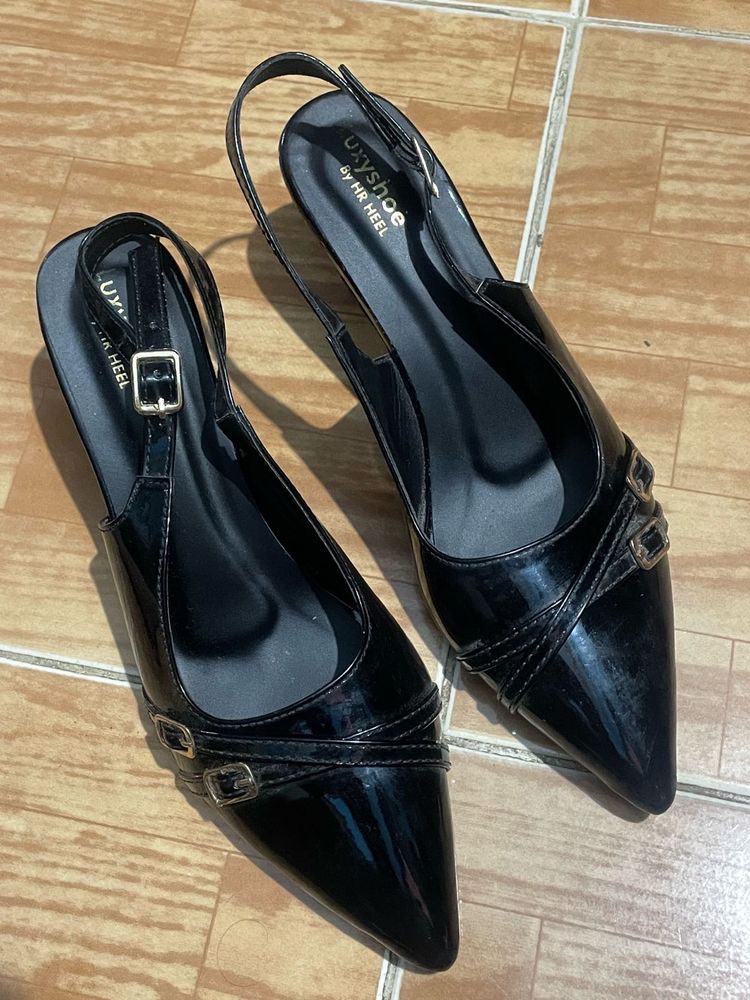 Chic Black Slingback Heels