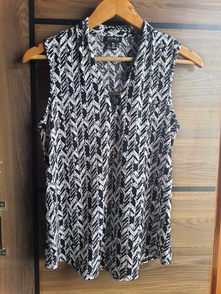 Chic Sleeveless Black &amp; White Print Top