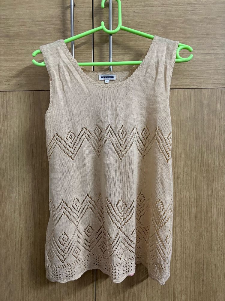 Elegant Sleeveless Knit Top with Cutout Design