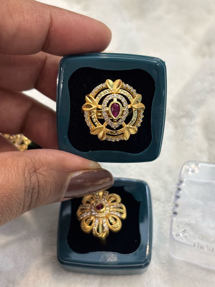 Elegant Gold Ring with Ruby and Diamonds