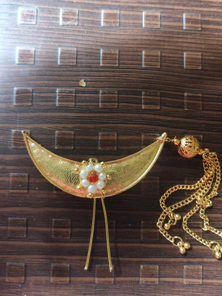 Gold-toned hair broach