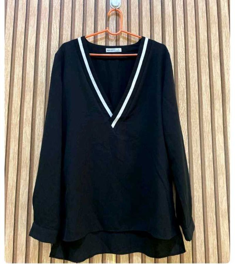 New Chic Black V-Neck Top 🎩