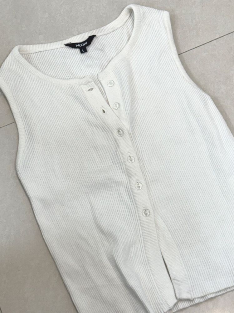 White button fitted top - L