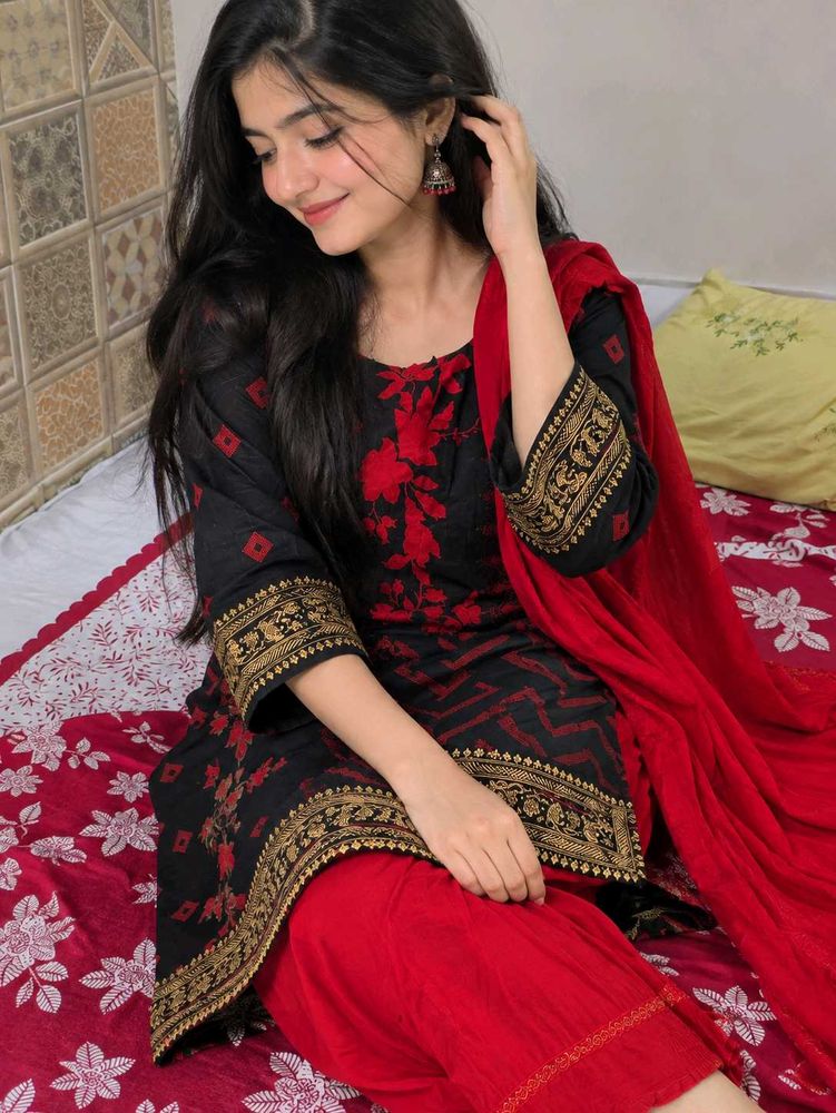 Elegant Black &amp; Red Kurta Set