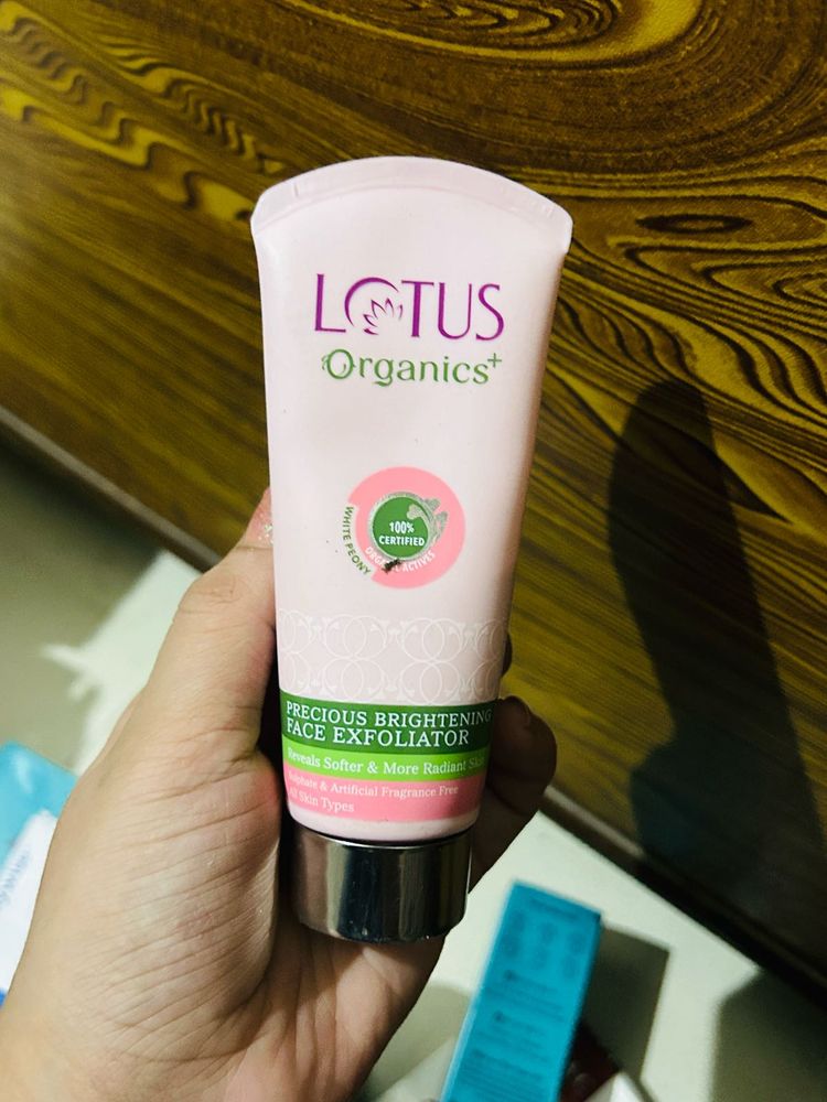 lotus organic Precious Brightening Exfoliator