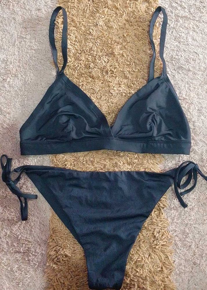 Black seamless bikini set.