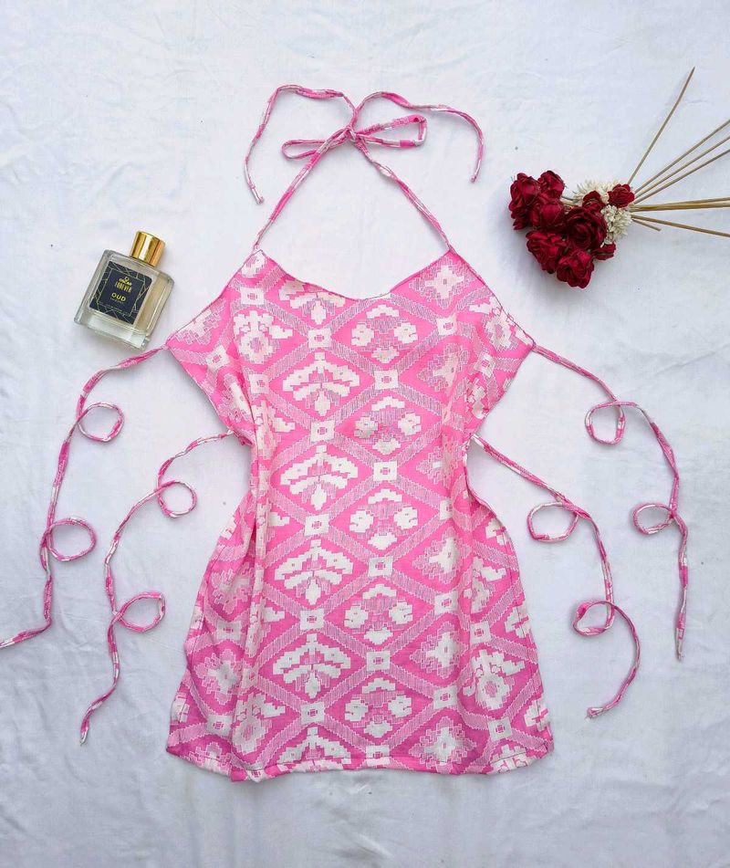 Cutesy summer halter backless top 🌷🤍