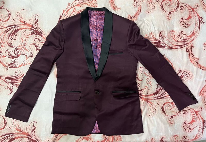 Men maroon tuxedo blazer