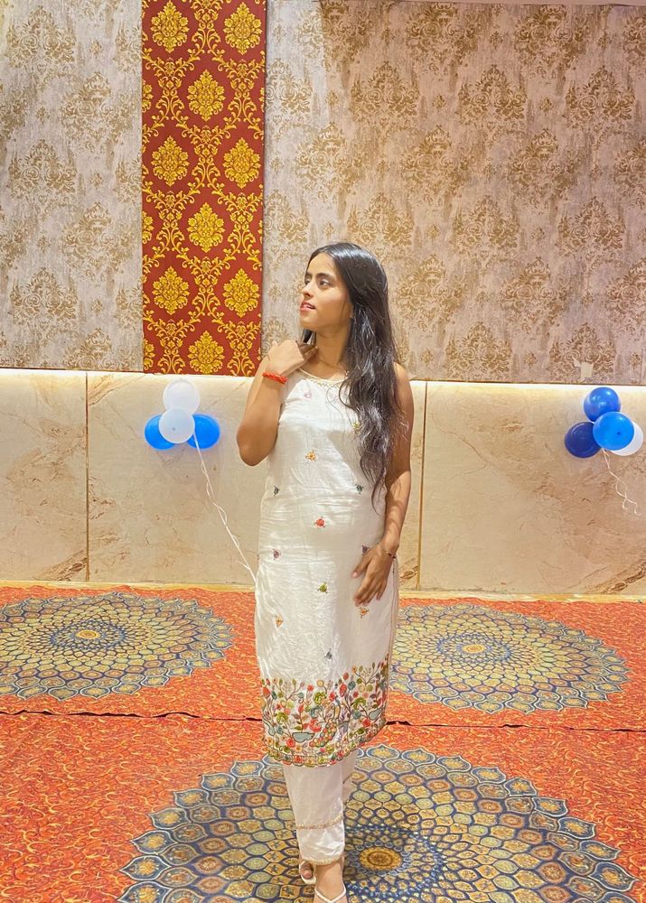 Elegant White Kurta Set with Floral Embroidery