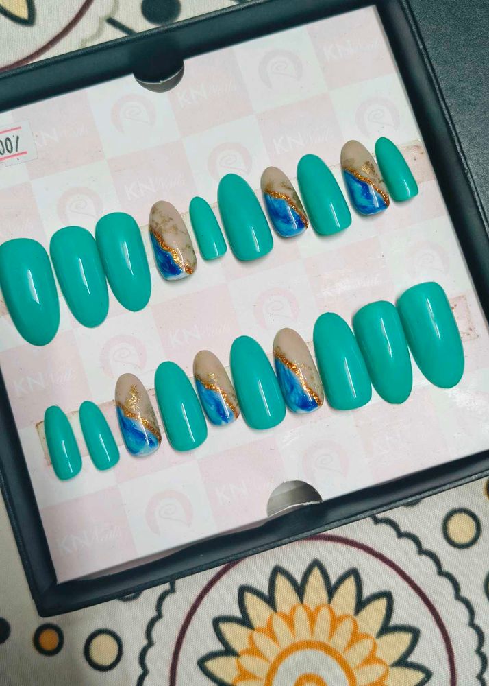 Press on nails set