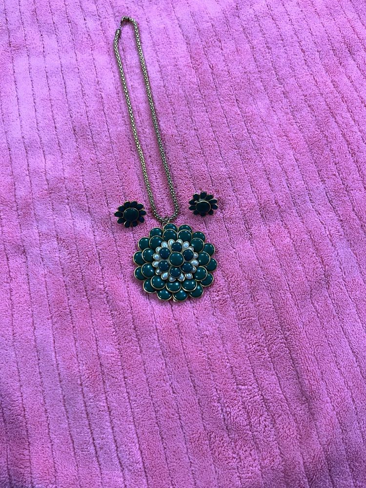 Elegant Green &amp; Pearl Necklace Set