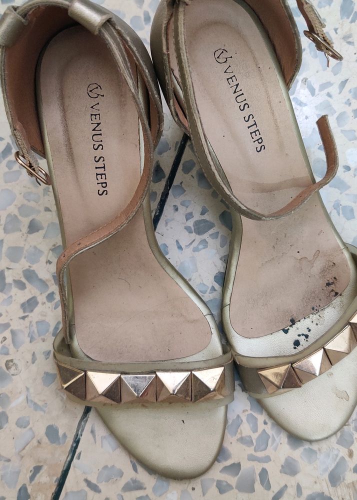 Gold Confortable Shoes