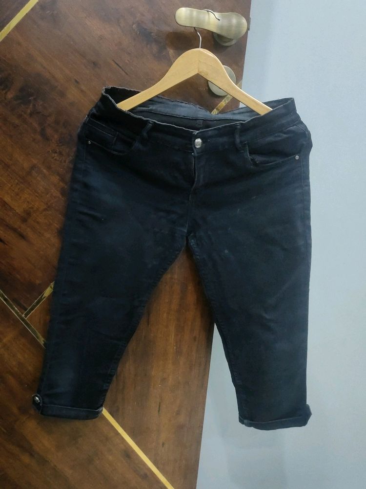 Black Denim Capri With Cute Button Ends And Pockets