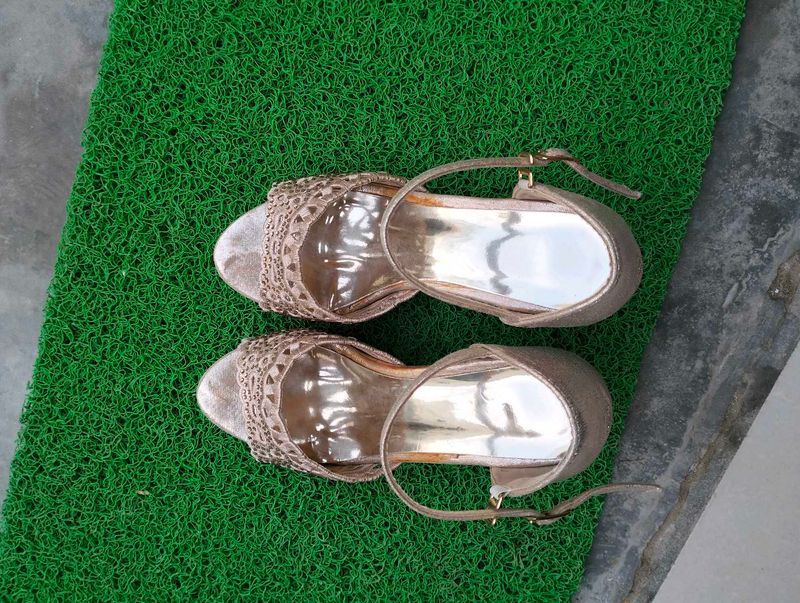 Golden Colour Beautiful Heel And Suit