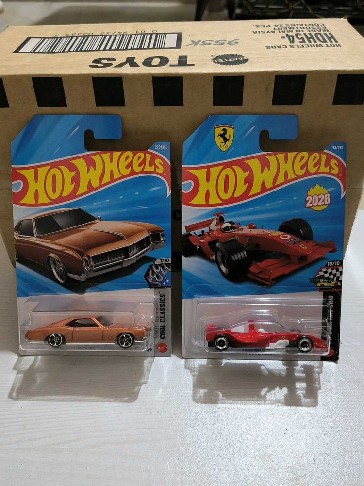 HOTWHEELS CAR COMBO FERRARI F2004/66 BUICK RIVIERA