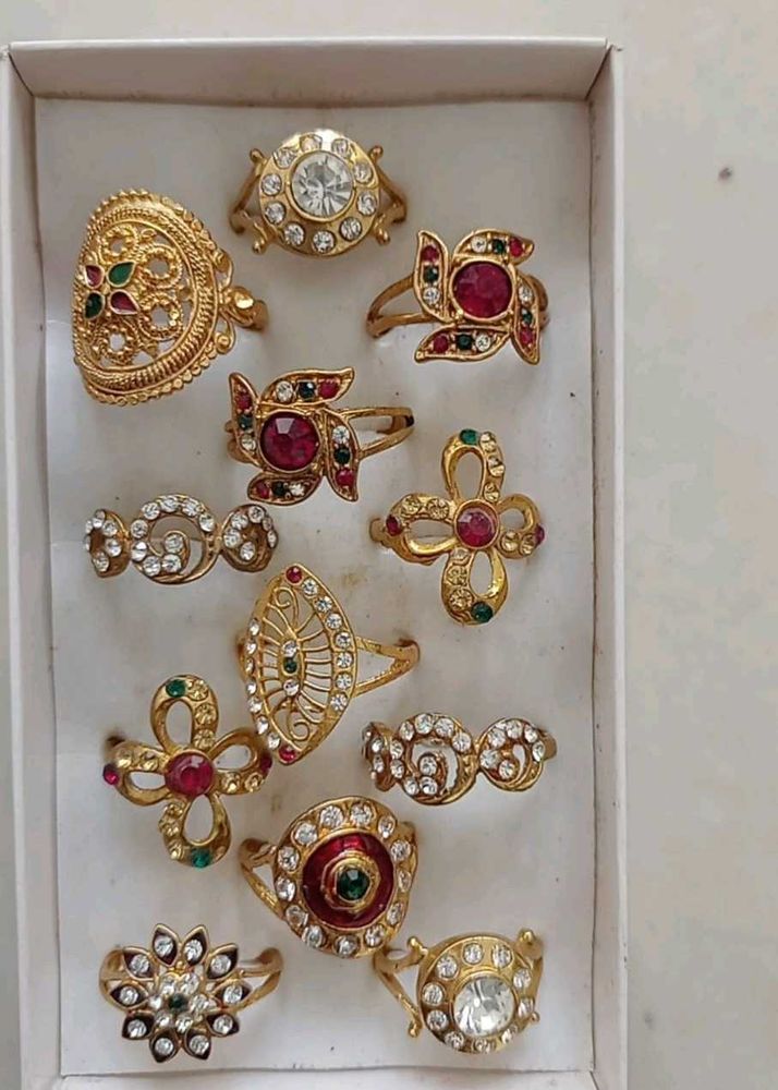 Set of 8 gold plated rings