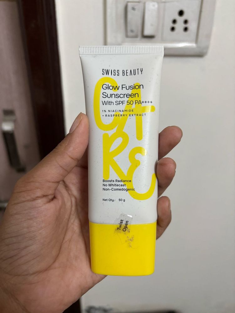 Swiss Beauty Glow Fusion Sunscreen SPF 50