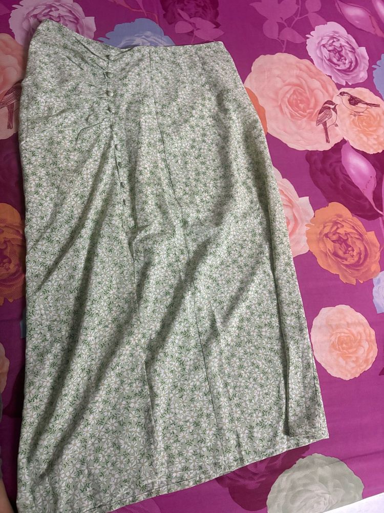 Slit skirt with button details