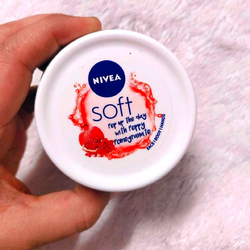 NIVEA Soft Light Moisturizer 100ml | Peppy Pomegra