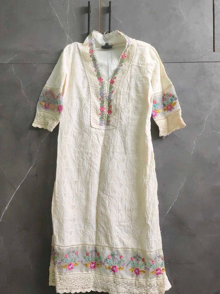 Elegant White Kurta with Floral Embroidery