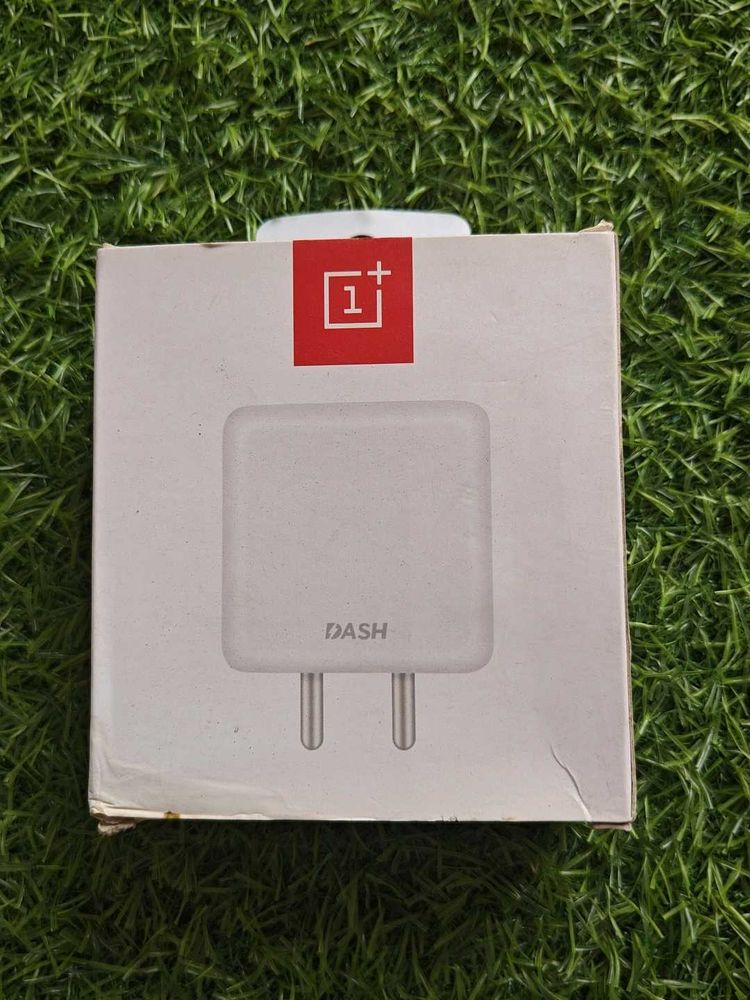 OnePlus Dash Charge Adapter USB port
