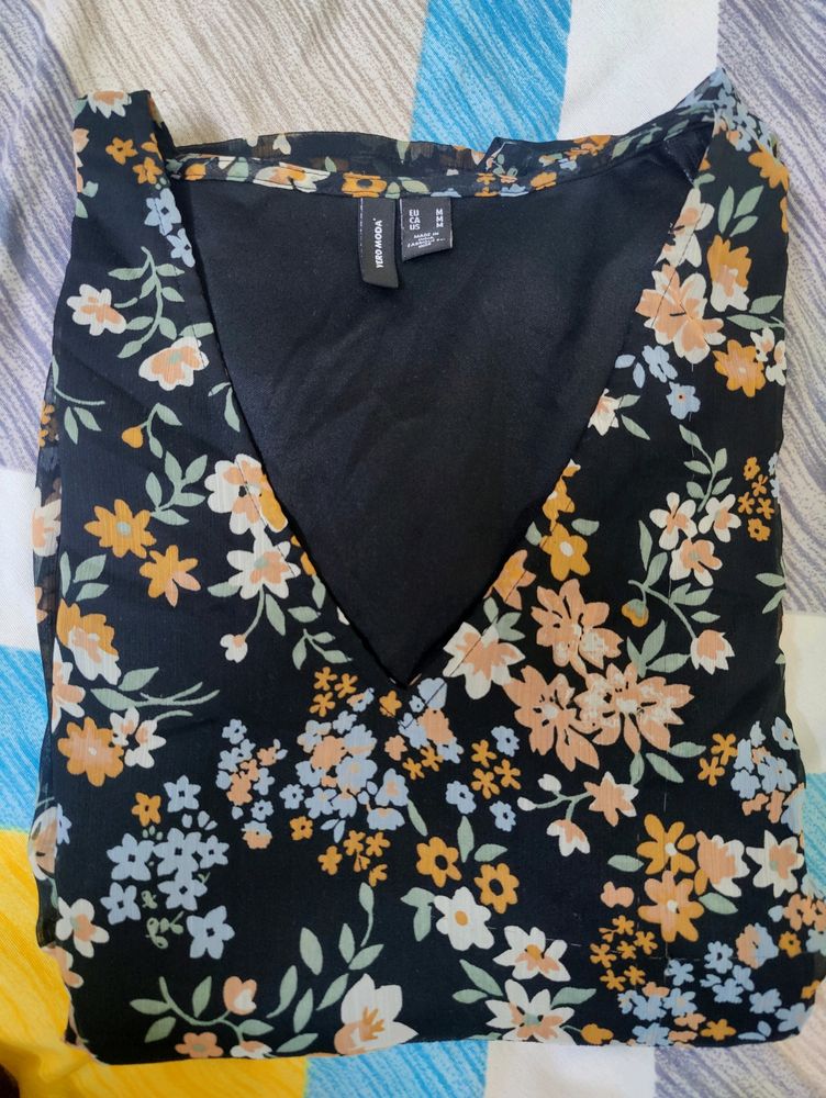 Brand Veromoda, Floral Print V-neck Top With Puffed Sleeves. Soft Material.