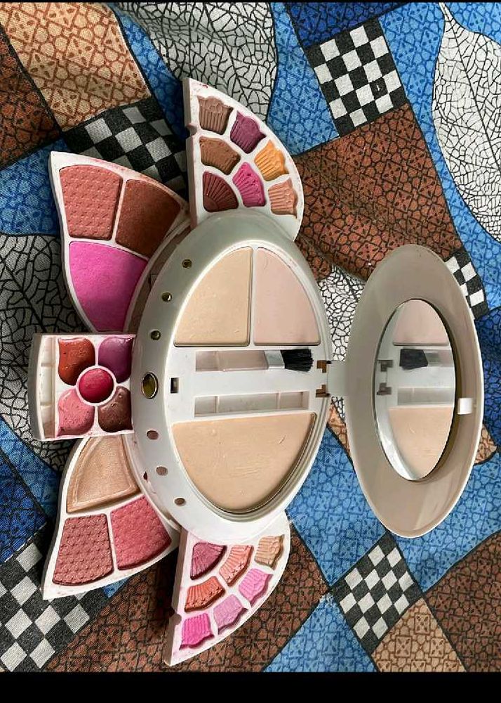 Multi-Shade Makeup Palette with Mirror