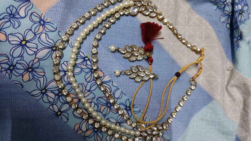 • Elegant White Kundan &amp; Pearl Necklace Set with E