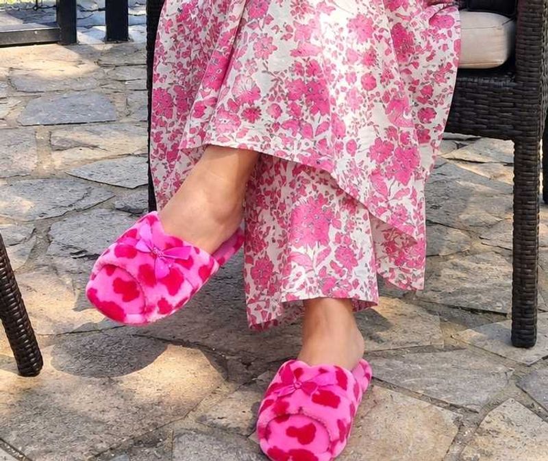 Cozy WinterbalaPink Fuzzy Slippers with Bow